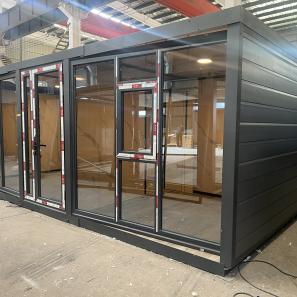 Fachada de vidrio de techo plano para expandir la casa